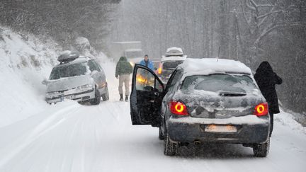 L'acc&egrave;s aux stations de ski ressemblait, lui aussi, &agrave; un v&eacute;ritabe chemin de croix. Mal &eacute;quip&eacute;s (voire pas &eacute;quip&eacute;s du tout), de nombreuses automobilistes se sont retrouv&eacute;s dans le foss&eacute; ou en travers de la route, bloquant les autres v&eacute;hicules, comme ici aux Saisies (Savoie).&nbsp; (JEAN-PIERRE CLATOT / AFP)