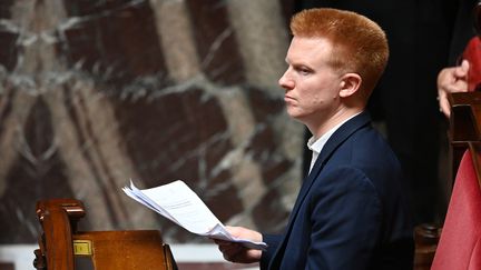 Adrien Quatennes compte revenir dès janvier à l'Assemblée, en non-inscrit puisqu'il est suspendu de son groupe LFI, le temps de sa condamnation pour violences conjugales. (ALAIN JOCARD / AFP)