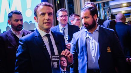 Alexandre Benalla, présent aux côtés d'Emmanuel Macron, le jour lors de la conférence de presse de présentation de son programme présidentiel, le 2 mars 2017, à Paris.&nbsp; (AURELIEN MORISSARD / MAXPPP)