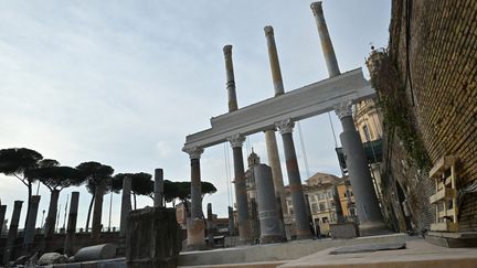 La colonnade de la basilique de Trajan à Rome, après rénovations. (FILIPPO MONTEFORTE / AFP)