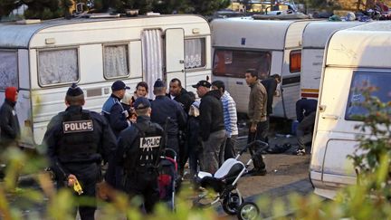 L'&eacute;vacuation d'un camp rom &agrave; Roubaix (Nord), le 27 septembre 2013. ( MAXPPP)