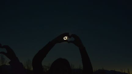 Un Argentin joue avec l'éclipse de soleil, le 2 juillet 2019 à Bella Vista (Argentine). (LUCAS POBLETE / DPA / AFP)