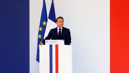 Emmanuel Macron lors d'une allocution, mardi 14 mai 2019, en hommage aux deux militaires tués lors d'une opération pour libérer des otages au Burkina Faso. (PHILIPPE WOJAZER / REUTERS)