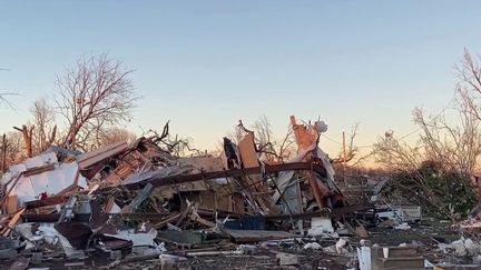 États-Unis :&nbsp;deux bébés retrouvés vivants après le passage de la tornade dans le Kentucky. (FRANCE 2)