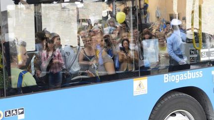 La princesse Victoria de Suède à bord d'un bus qui roule au biogaz, le 8 juin 2013, à Stockholm. (JONATHAN NACKSTRAND / AFP)