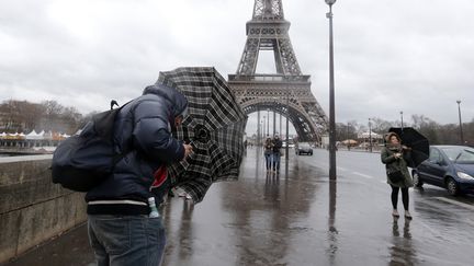 Fortes intémépries à Paris, le 24 décembre 2013. (FRANCOIS GUILLOT / AFP)