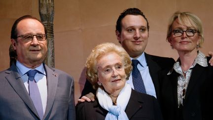 Le président François Hollande avec Bernadette Chirac, Martin Rey-Chirac et Claude Chirac, respectivement l'épouse, le petit-fils et la fille de Jacques Chirac le 20 juin au Musée du Quai Branly.
 (JACKY NAEGELEN / POOL / AFP)