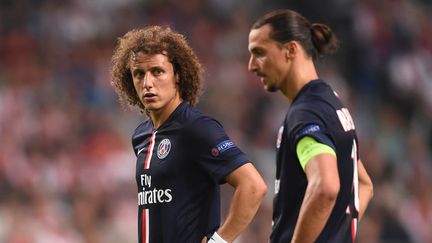 David Luiz et Zlatan Ibrahimovic, les mains sur les hanches, lors du match nul contre l'Ajax d'Amsterdam (1-1), le 17 septembre 2014 &agrave; Amsterdam. (EMMANUEL DUNAND / AFP)