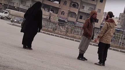 Capture d'écran d'une vidéo filmée en caméra cachée, montrant la vie à&nbsp;Raqqa, fief autoproclamé de l'Etat islamique en Syrie. (EXPRESSEN / YOUTUBE)