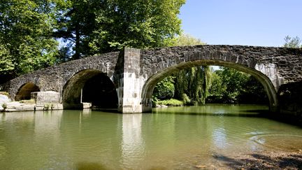 Un pont romain sur la Nivelle à Ascain, dans les Pyrénées-Atlantiques, le 8 mai 2020. (PHILIPPE ROY / PHILIPPE ROY)