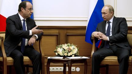 Fran&ccedil;ois Hollande s'entretient avec le pr&eacute;sident russe Vladmir Poutine, &agrave; Moscou (Russie), le 6 d&eacute;cembre 2014. (ALAIN JOCARD / AFP)