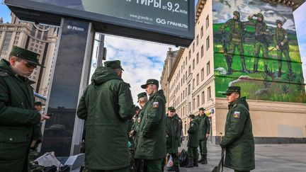 Des soldats russes attendant leur départ&nbsp;à Moscou (Russie), le 16 octobre 2022.&nbsp; (YURI KADOBNOV / AFP)