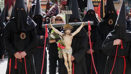 Des croyants prennent part &agrave; la procession du Vendredi saint dans les rues de Perpignan (Pyr&eacute;n&eacute;es-orientales), le 3 avril 2015. (RAYMOND ROIG / AFP)