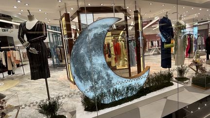 Une boutique décorée d'un croissant de lune dans le Mall of the Emirates à Dubaï, le 12 avril 2023. (GIUSEPPE CACACE / AFP)