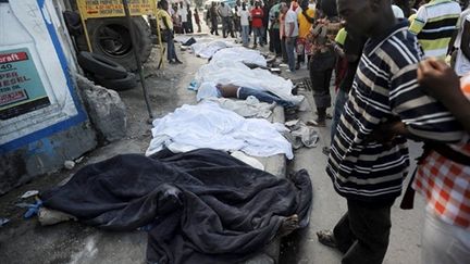 Des corps jonchent les rues de Port-au-Prince, après le séisme du 12 janvier (14-01-2010) (AFP / Thomas Coex)