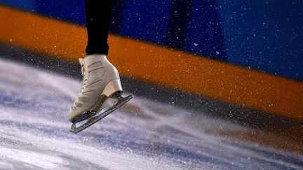 Une patineuse s'entraîne, dans la Ice Arena de Gangneung, en Corée du Sud, avant les épreuves des Jeux olympiques d'hiver de Pyeongchang, le 10 février 2018. (ARIS MESSINIS / AFP)