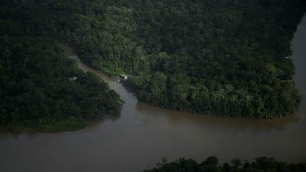 découverts au large des côtes nord du Brésil, là où l’Amazone se jette dans l’océan Atlantique. Dans le port de Belém se déversent aujourd’hui des tonnes de tuyaux et des conteneurs remplis d'équipements pour lancer le forage du premier puits à 120 km des côtes. Selon des géologues brésiliens, le bassin à l’embouchure du fleuve pourrait receler 14 milliards de barils de pétrole. Plus que l'ensemble des réserves du Mexique, l’un des grands du pétrole sur le continent américain.  (REUTERS/Ricardo Moraes)