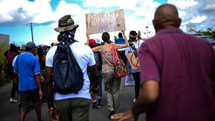 Une manifestation contre l'obligation vaccinale aux&nbsp;Abymes (Guadeloupe), le 24 novembre 2021. (CHRISTOPHE ARCHAMBAULT / AFP)