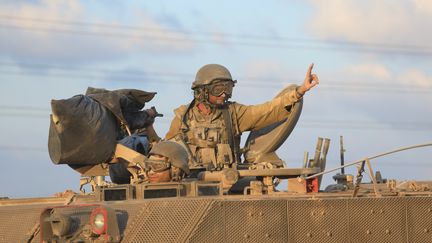 Des soldats israéliens se positionnent aux abords de la bande de Gaza, le 13 octobre 2023. (SAEED QAQ / ANADOLU / AFP)