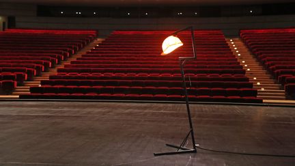 Une servante allumée sur la scène de la grande salle de spectacle La Filature, à Mulhouse, en Alsace.&nbsp; (DAREK SZUSTER / MAXPPP)