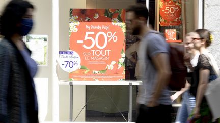 Avec les stocks d'invendus à écouler, les rabais devraient être importants dès les premiers jours des soldes. Photo d'illustration (MARC OLLIVIER / MAXPPP)