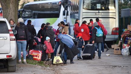 Des parents et des enfants migrants sont évacués de la "jungle" de Calais, le 3 novembre 2016. (PHILIPPE HUGUEN / AFP)