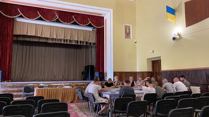 Des soldats participent à une discussion de groupe dans un centre de réhabilitation, le 1er septembre 2023 dans la région de Kharkiv (Ukraine). (FABIEN MAGNENOU / FRANCEINFO)