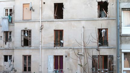 La façade de l'immeuble de Saint-Denis (Seine-Saint-Denis) dévasté par l'assaut de la police contre la planque du cerveau présumé des attentats du 13 novembre à Paris, le 18 novembre 2015. (JOEL SAGET / AFP)