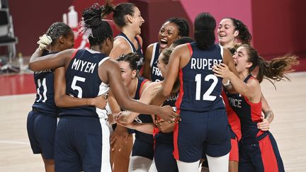 La France a remporté la médaille de bronze face à la Serbie, samedi 7 août 2021. (MOHD RASFAN / AFP)