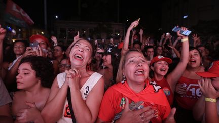 La joie de Brésiliennes à Rio de Janeiro après la victoire de Lula au second tour de la présidentielle le 30 octobre 2022. (ANTONIO LACERDA / EFE)