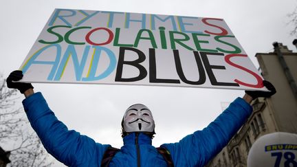 Un enseignant manifeste contre les rythmes scolaires, le 12 f&eacute;vrier 2013 &agrave; Paris. (JOEL SAGET / AFP)