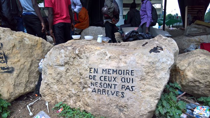 Chaque jour, de nombreux migrants arrivent au campement de la Porte de la Chapelle, car les places dans les centres d'accueil sont limitées.&nbsp; (F. MAGNENOU / FRANCEINFO)