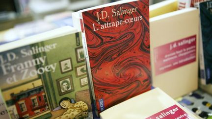 Une librairie parisienne le 29 janvier 2010, au lendemain de la mort de J. D. Salinger,&nbsp;auteur de "L'attrape-c&oelig;urs". (LOIC VENANCE / AFP)