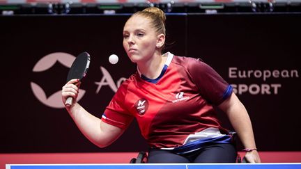 Flora Vautier en match par équipe contre l'Allemagne lors des Championnats du monde de para tennis de table à Grenade, le 9 novembre 2022. (QUALITY SPORT IMAGES / GETTY IMAGES EUROPE)