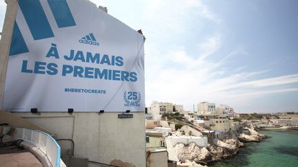 L'affiche posée par Adidas en hommage au 25e anniversaire de la victoire de l'OM en Coupe d'Europe a failli être brûlée par un supporter du PSG rancunier, le 14 août 2018. (MARCHE DOMINIQUE / MAXPPP)