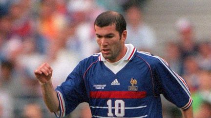 Zinedine Zidane pendant la finale de la Coupe du monde contre le Brésil le 12 juillet 1998, au Stade de France (Seine-Saint-Denis).&nbsp; (OLIVER BERG / AFP)