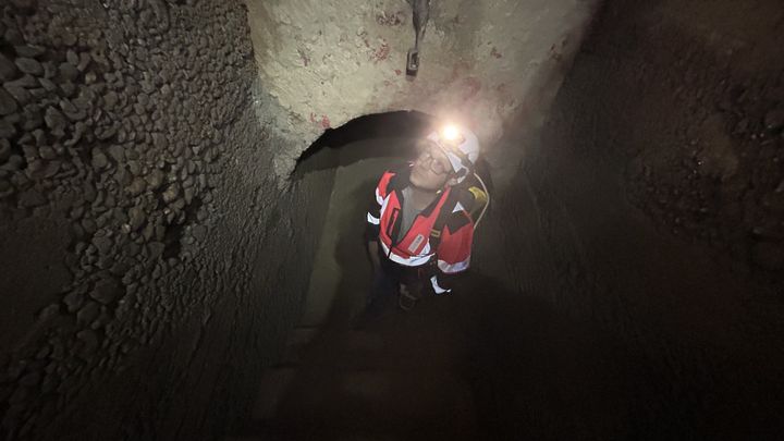 Cyrille Ducourthial, archéologue, dans les arêtes de poisson de la ville de Lyon. (MURIELLE GIORDAN / FRANCEINFO)