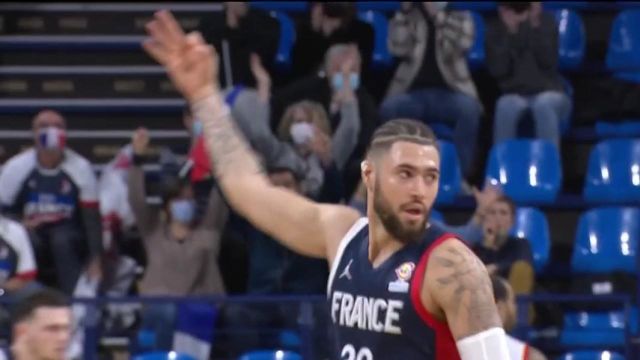 Still led by Montenegro, the Blues scoop their backlog and come back to four points thanks to this long shot from Isaiah Cordinier, at the end of possession!  The France team is led 32-28!