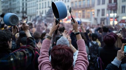 Des manifestants lyonnais qui battent la mesure avec des pots et des casseroles pour protester contre la réforme des retraites. Photo du 24 avril 2023 (NICOLAS LIPONNE / HANS LUCAS)