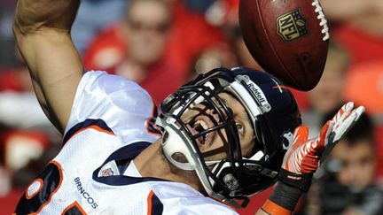 Eric Decker des Bronco Denver r&eacute;ceptionneDAVE KAUP / REUTERS le ballon lors d'un match de la NFL &agrave; Kansas City (Missouri), le 13 novembre 2011. (DAVE KAUP / REUTERS)