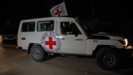 Des membres de la Croix-Rouge ont libéré des otages au terminal de Rafah, dans le sud de la bande de Gaza, le 25 novembre 2023. (CHINE NOUVELLE / SIPA)