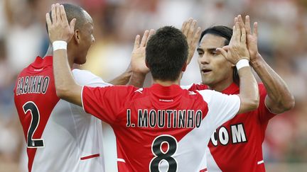 Les joueurs mon&eacute;gasques Fabinho (G), Moutinho (C) et Falcao (D) c&eacute;l&egrave;brent un but contre Tottenham, le 3 ao&ucirc;t 2013, au stade Louis-II, &agrave; Monaco. (VALERY HACHE / AFP)