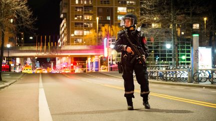 Un policier dans le centre d'Oslo (Norvège), le 8 avril 2017. (NTB SCANPIX / REUTERS)