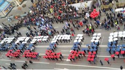 Un flashmob de parapluies aux couleurs du drapeau russe... twitté par la députée Ekaterina Svarovski. (Twitter/@esvarovski)