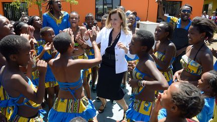 La Premi&egrave;re dame, Val&eacute;rie Trierweiler danse avec des enfants lors d'une visite d'un orphelinat &agrave; Soweto (Afrique du Sud), le 15 octobre 2013. (WITT / SIPA)