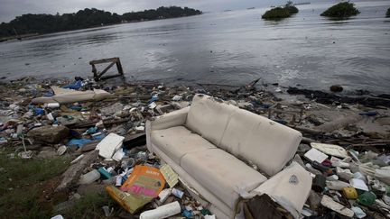 Un sofa retrouv&eacute; sur le littoral de la baie de Guanabara, pr&egrave;s de Rio (Br&eacute;sil), le 1er juin 2015.&nbsp; (SILVIA IZQUIERDO / AP / SIPA)