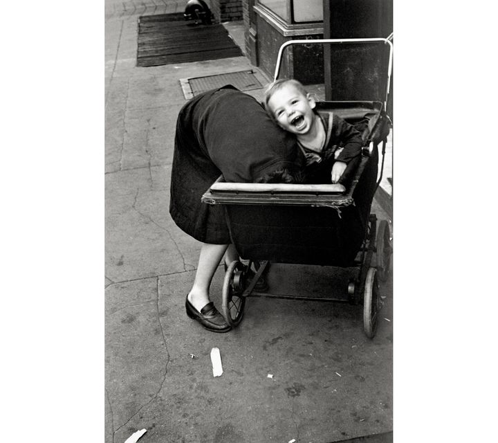 Helen Levitt, New York, 1940. L’Albertina, Vienne.&nbsp; (Prêt permanent de Austrian Ludwig Foundation for Art and Science. Film Documents LLC, avec l’aimable autorisation de Thomas Zander Gallery, Cologne.)