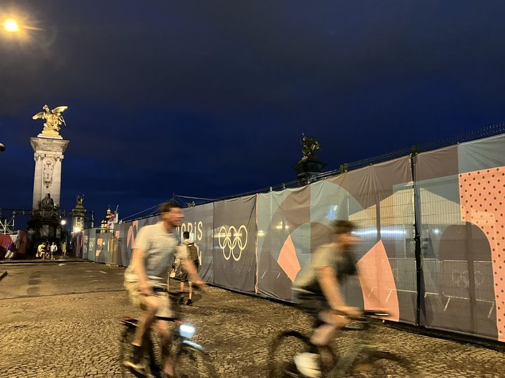 Le pont Alexandre-III à l'heure des Jeux olympiques, à Paris, le 3 août 2024. (LAURENCE HOUOT / FRANCINFO CULTURE)