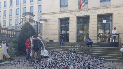 Des centaines de grenades lacrymogènes déposées devant la préfecture de Loire-Atlantique à Nantes, le 19 avril 2018. (DAMIEN TRIOMPHE / RADIO FRANCE)