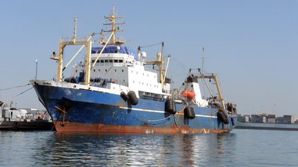 Un chalutier russe (Oleg Naydenov) dans le port de Dakar (Sénégal). Photo d'illustration. (SEYLLOU / AFP)